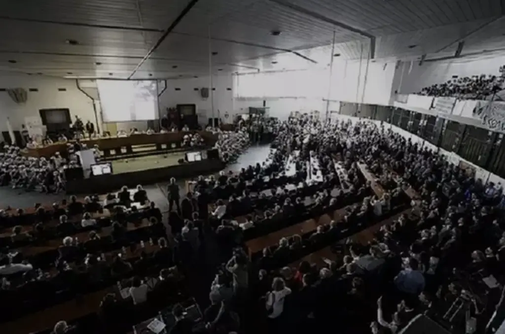 Maxi Trial courtroom with room for 1,000 lawyers and cages along the back wall for the many defendants.